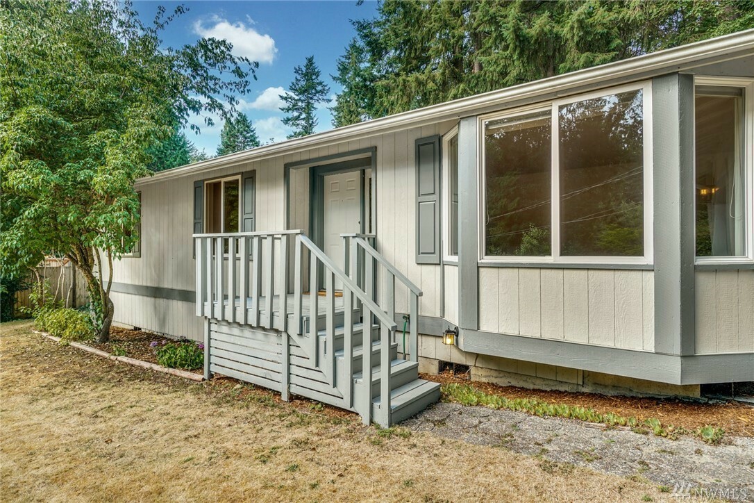 Property Photo:  18407 47th Place NE  WA 98155 