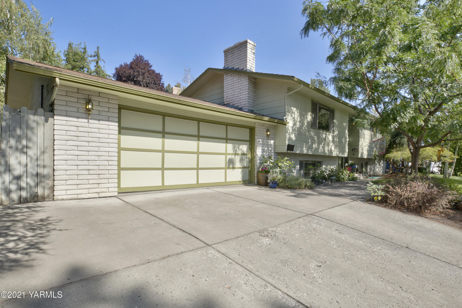 Property Photo: 906 Coach Ct WA 98908