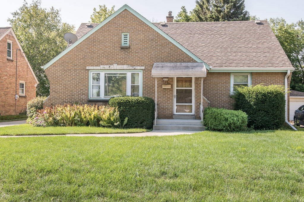 Property Photo: 1033 E Whitaker Ct WI 53207