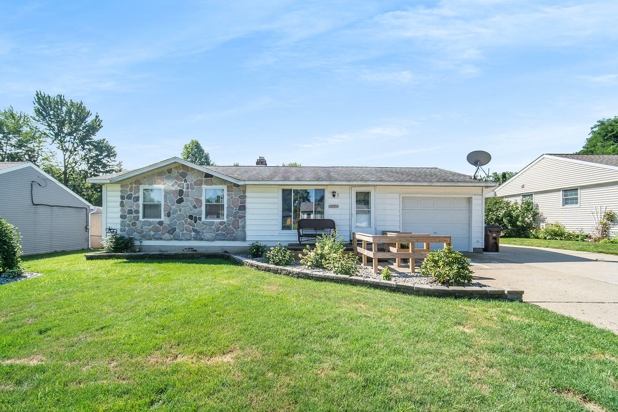 Property Photo: 5625 Poplar Drive MI 49201