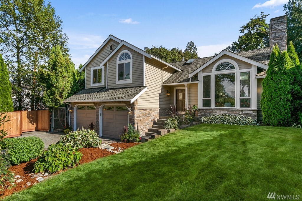 Property Photo:  2305 NW Oakcrest Dr  WA 98027 