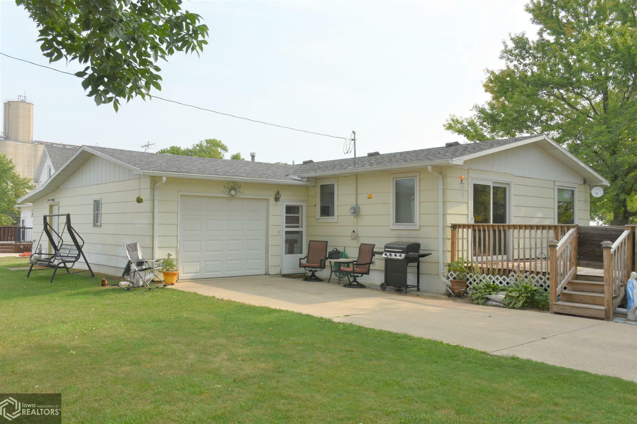 Property Photo:  209 Cedar Street  IA 50271 