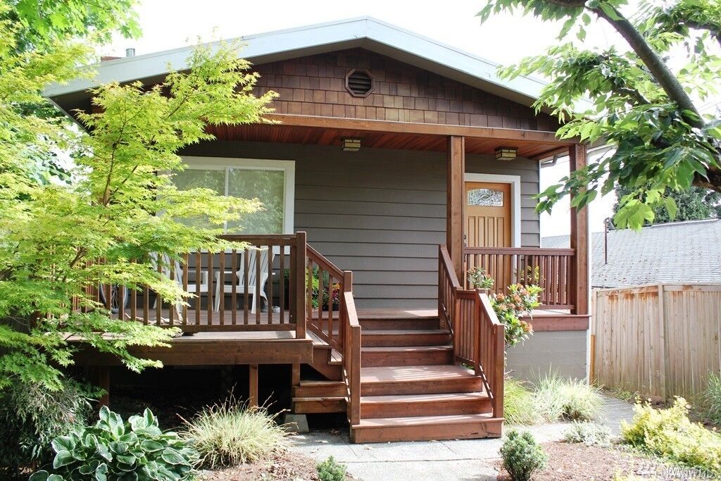 Property Photo:  806 W Argand St  WA 98119 