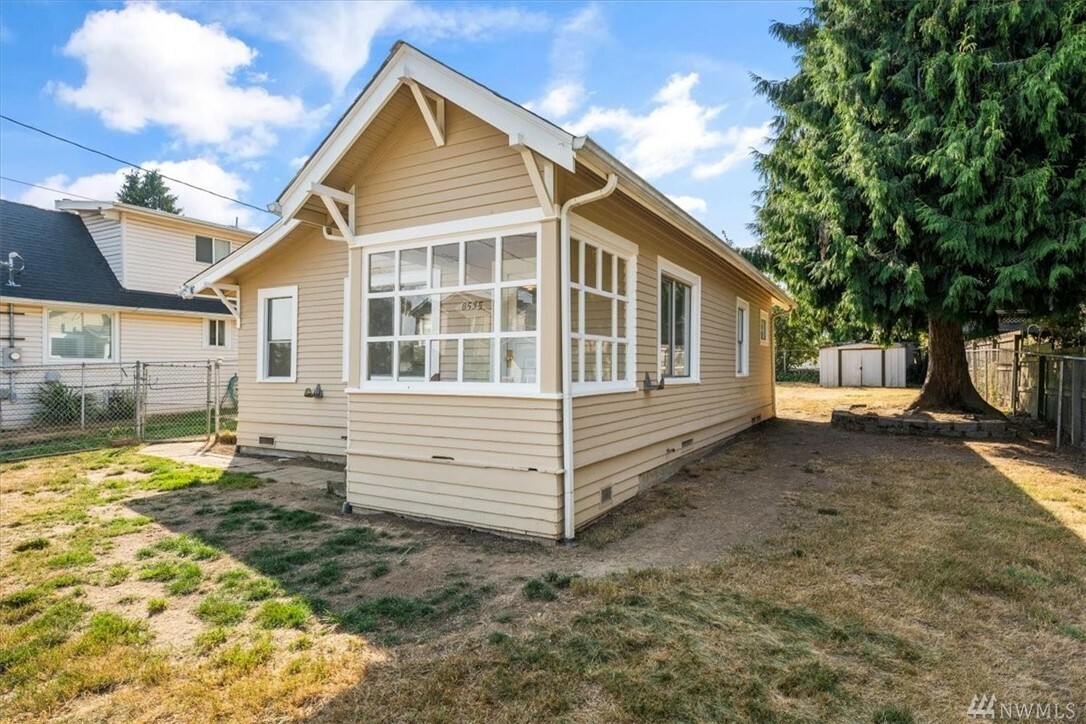 Property Photo:  8535 S 116th St  WA 98178 