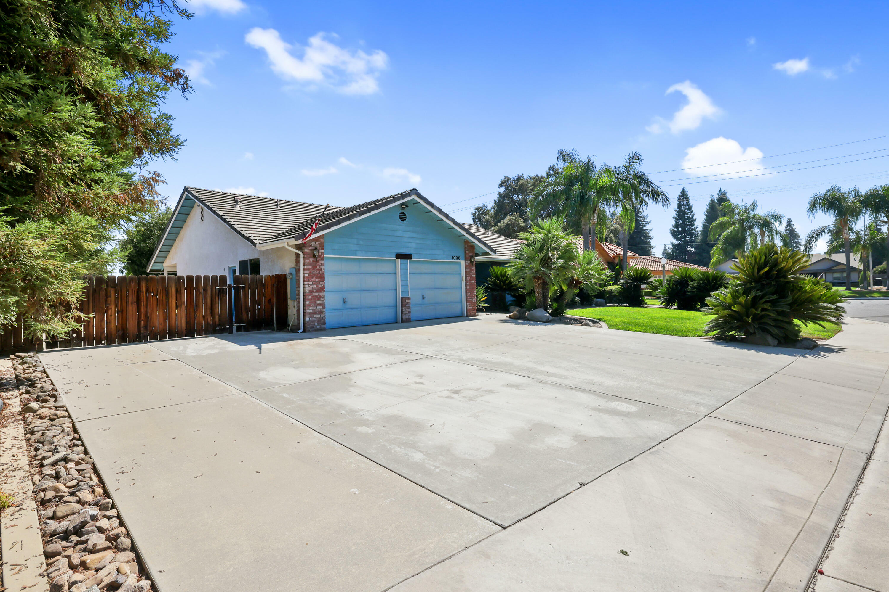 Property Photo:  1030 N Velie Court  CA 93292 