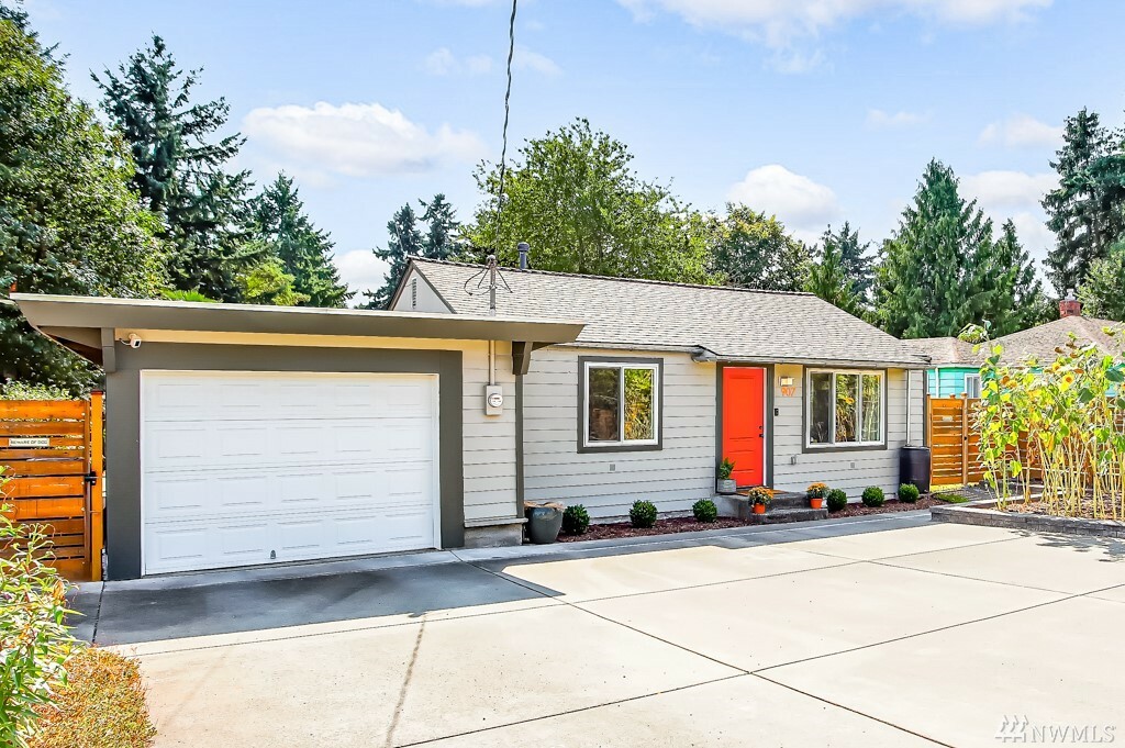 Property Photo:  907 S 194th St  WA 98148 