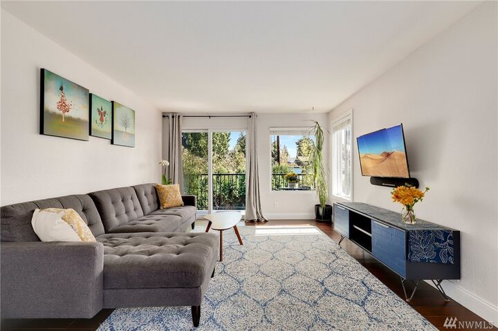 Property Photo: 10110 Greenwood Ave N 204 WA 98133