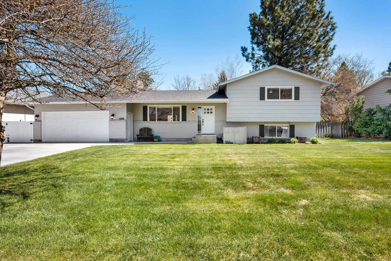 Property Photo: 11516 N King Arthur Dr WA 99218