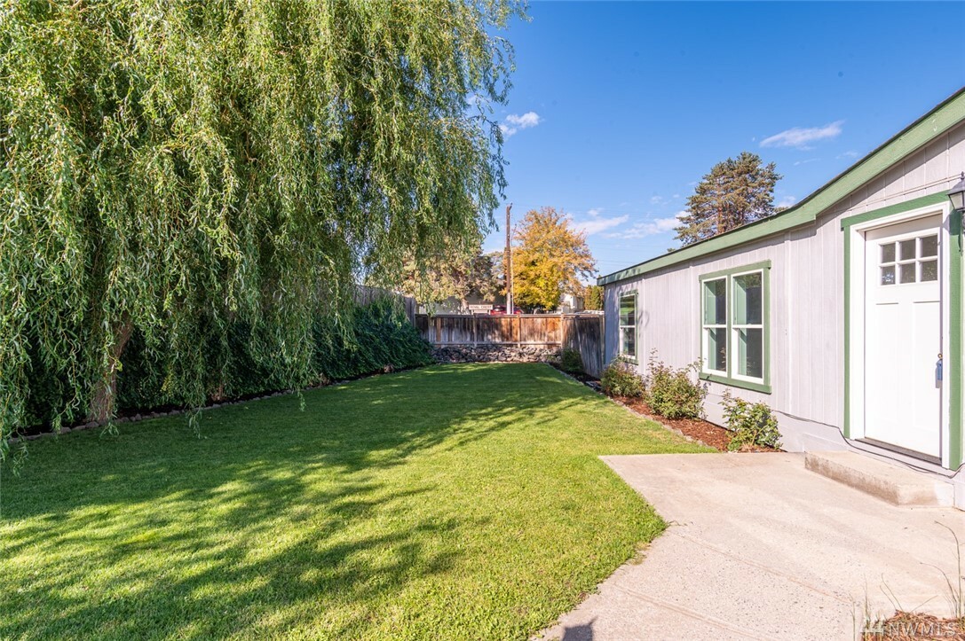 Property Photo:  402 NE Rose Ct  WA 99357 