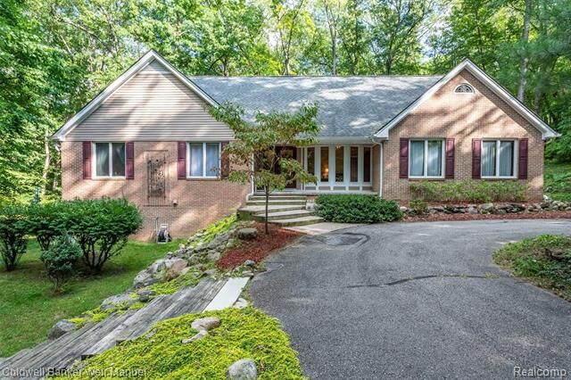 Property Photo: 9964 Hemlock Court MI 48348