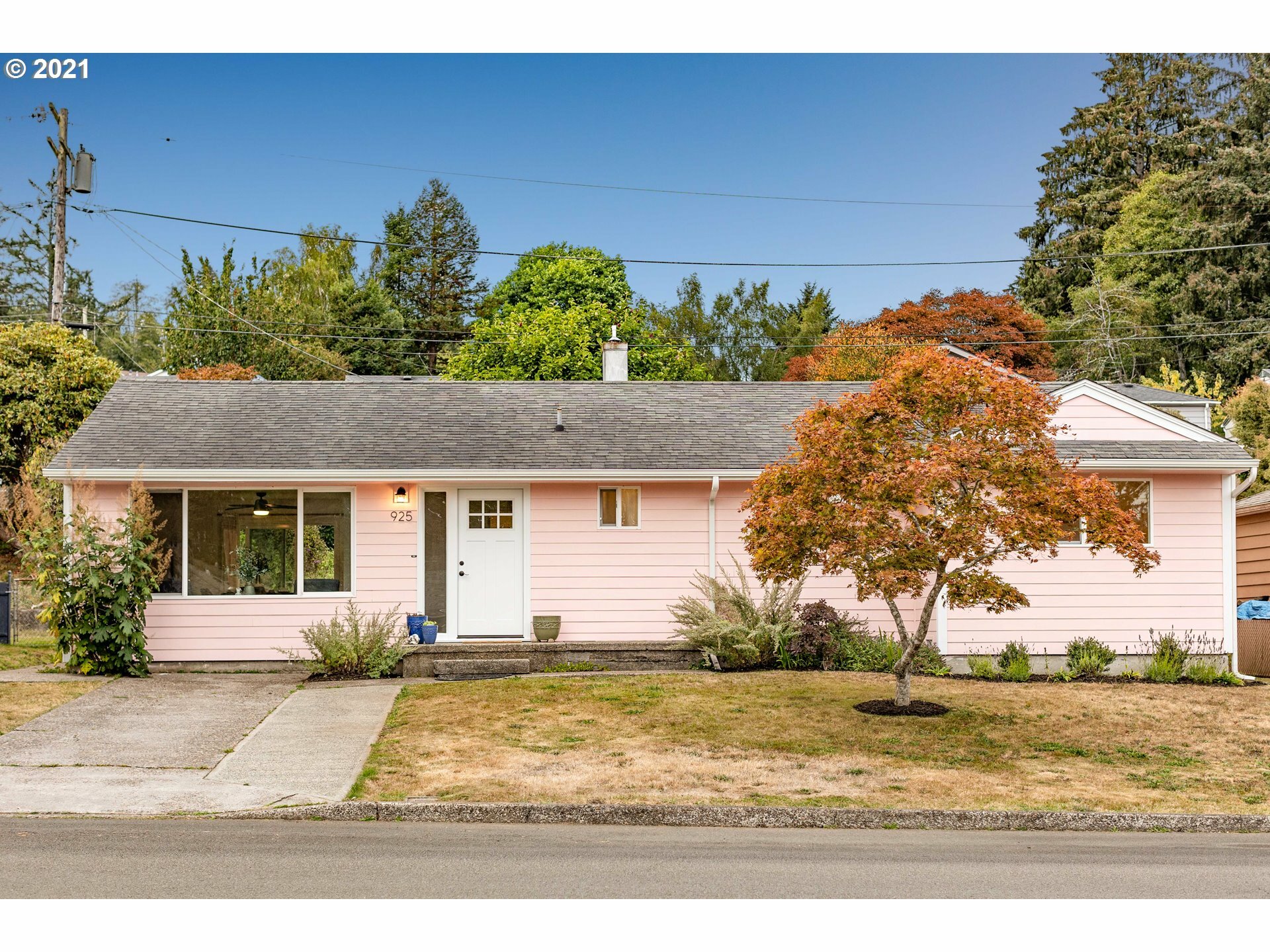 Property Photo:  925 Alameda Ave  OR 97103 