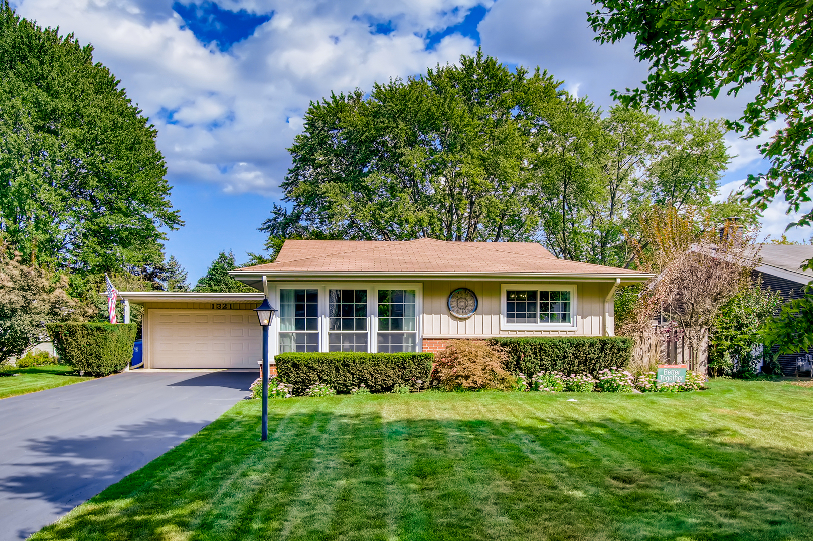 Property Photo:  1321 E Mulberry Lane  IL 60056 