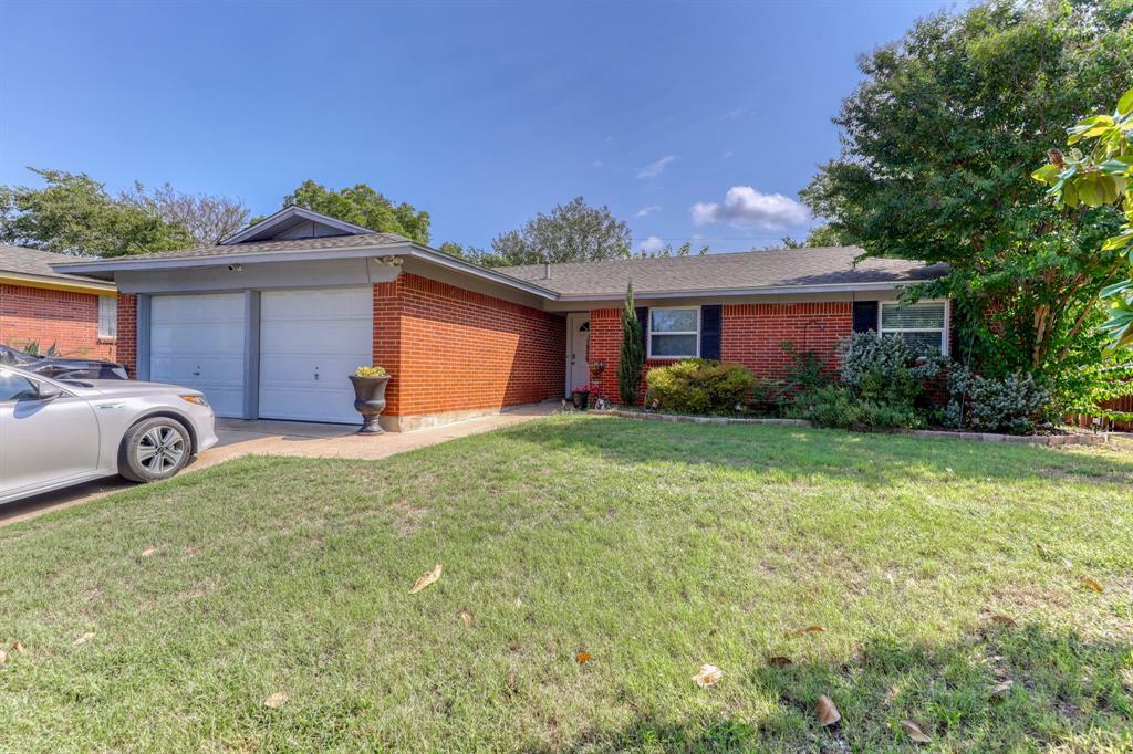 Property Photo:  208 Rolling Hills Drive  TX 76008 