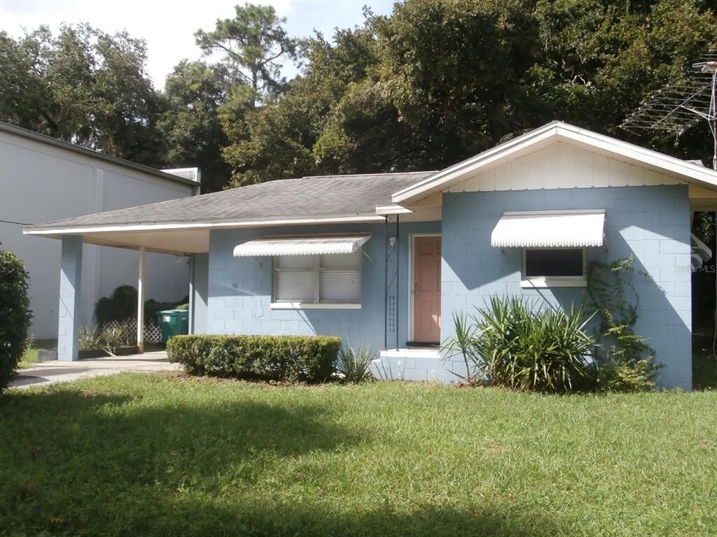 Property Photo: 123 E Lady Lake Boulevard FL 32159