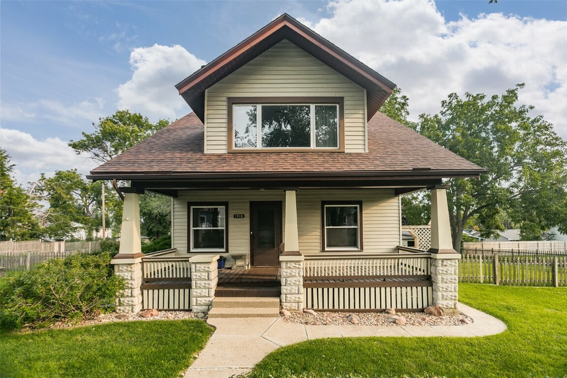 Property Photo:  1910 10th Avenue  IA 52302 