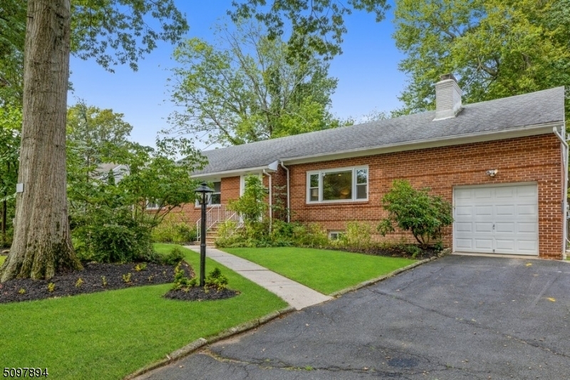 Property Photo:  61 Maple Ave  NJ 07052 