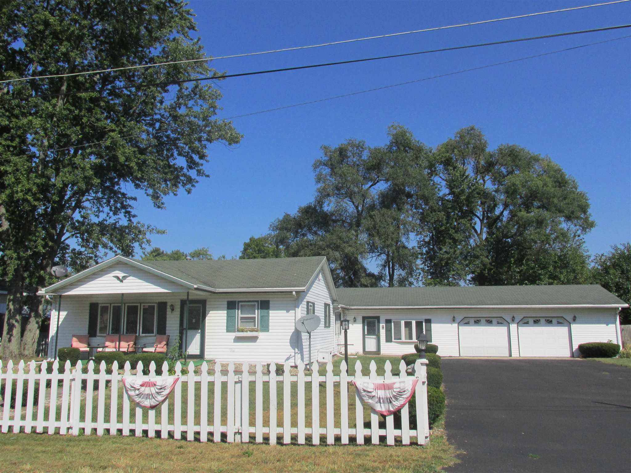 Property Photo: 825 E 860 S IN 46532