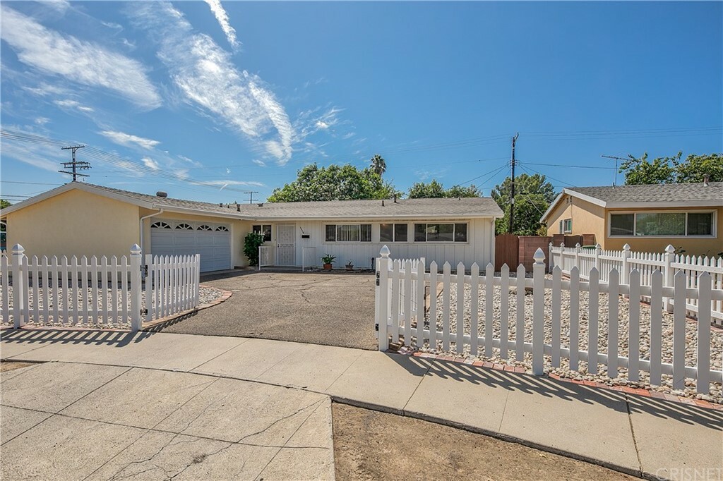 Property Photo:  20504 Acre Street  CA 91306 