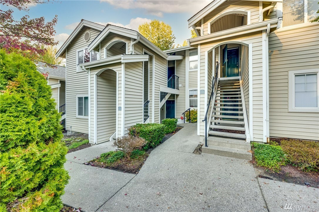 Property Photo:  2300 Jefferson Ave NE E-221  WA 98056 