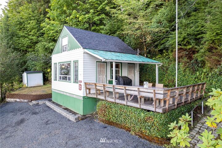Property Photo: 11850 E State Route 106 WA 98592