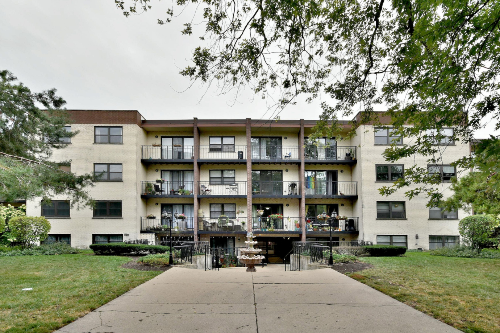 Property Photo: 1629 W Sherwin Avenue 101 IL 60626