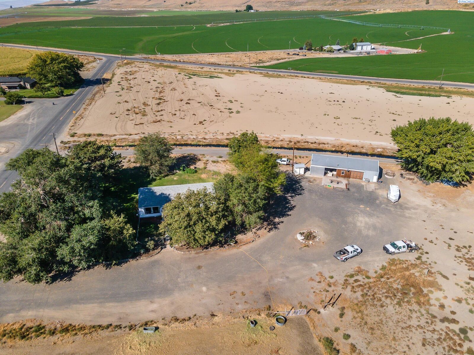 Property Photo:  10640 Russell Rd  WA 99343-9632 