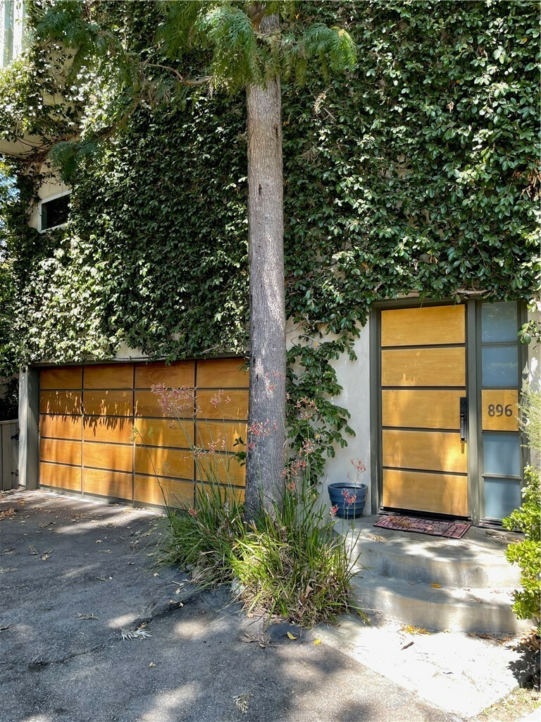 Property Photo:  896 N Beverly Glen Boulevard  CA 90077 