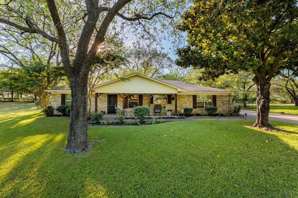 Property Photo: 7619 Ravenswood Road TX 76049