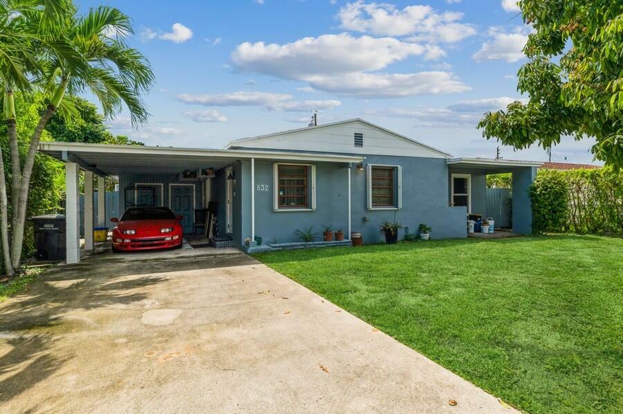 Property Photo:  832 Fernwood Drive  FL 33405 