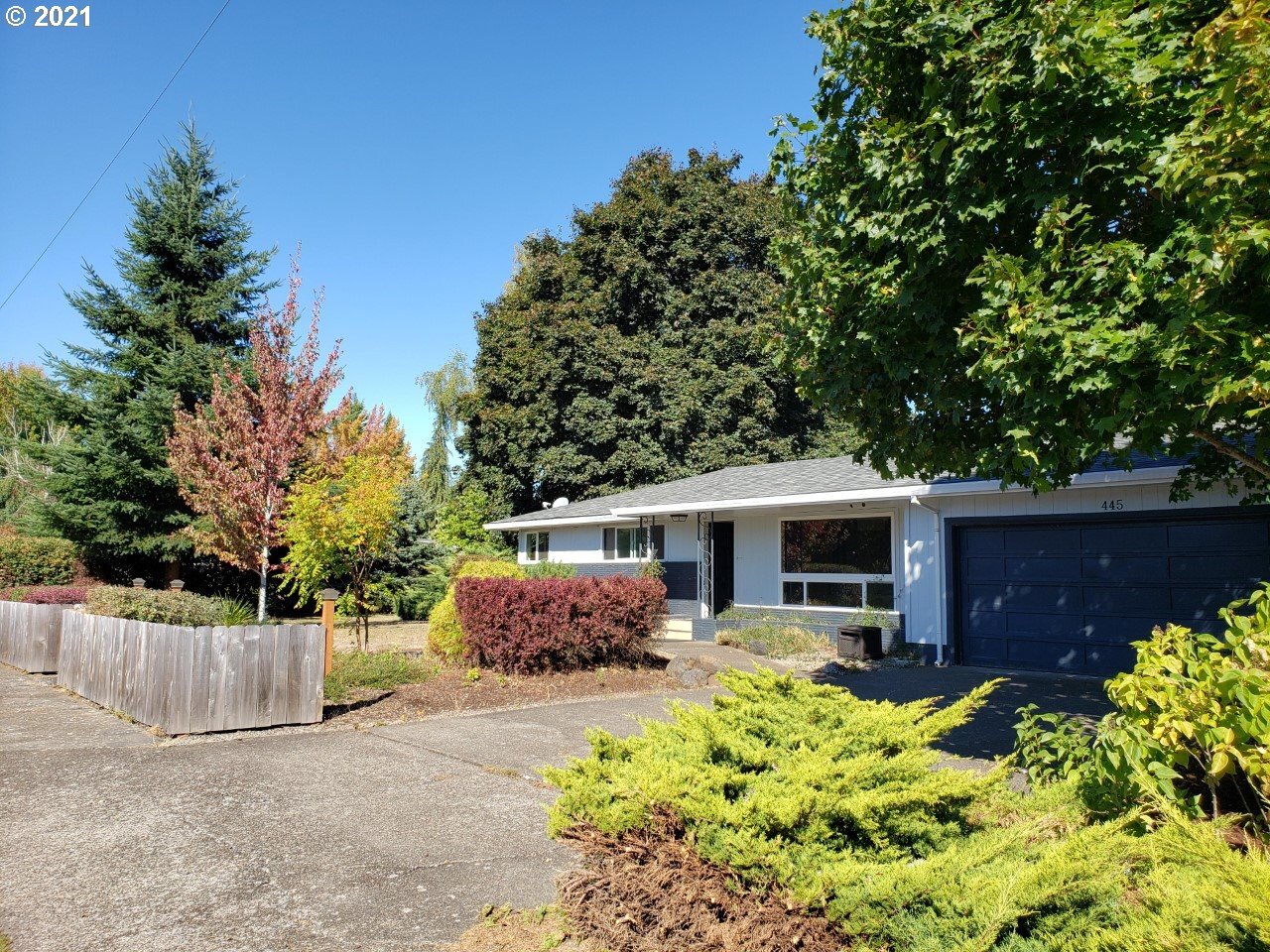 Property Photo: 445 SW Chapman St OR 97378