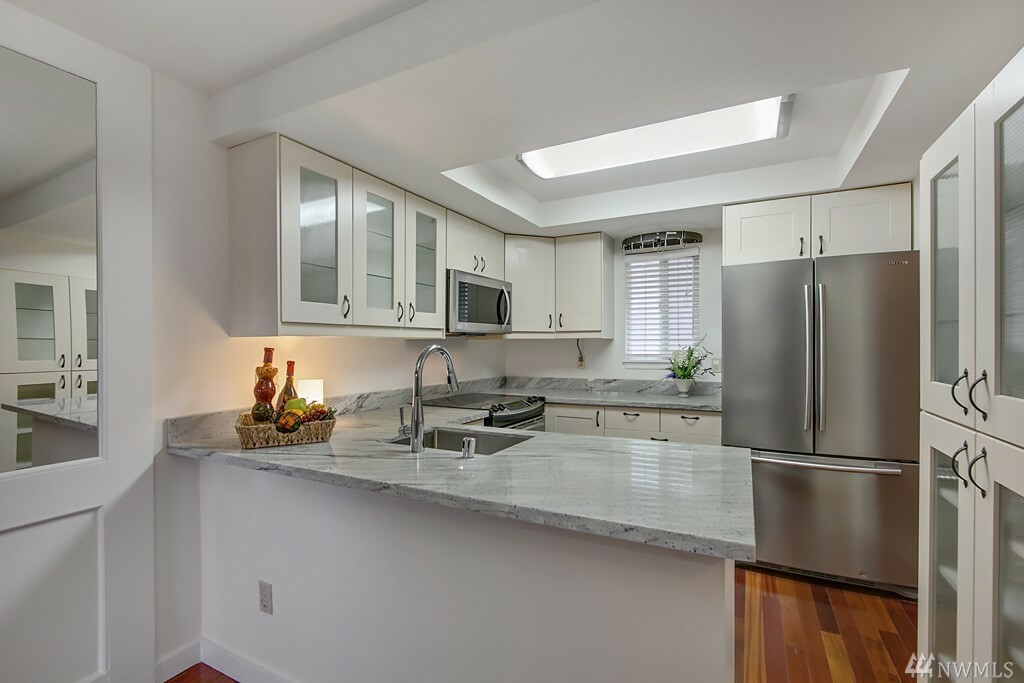 Property Photo: 10015 NE 12th St 114 WA 98004