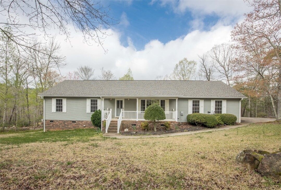 Property Photo: 108 Devon Court SC 29640