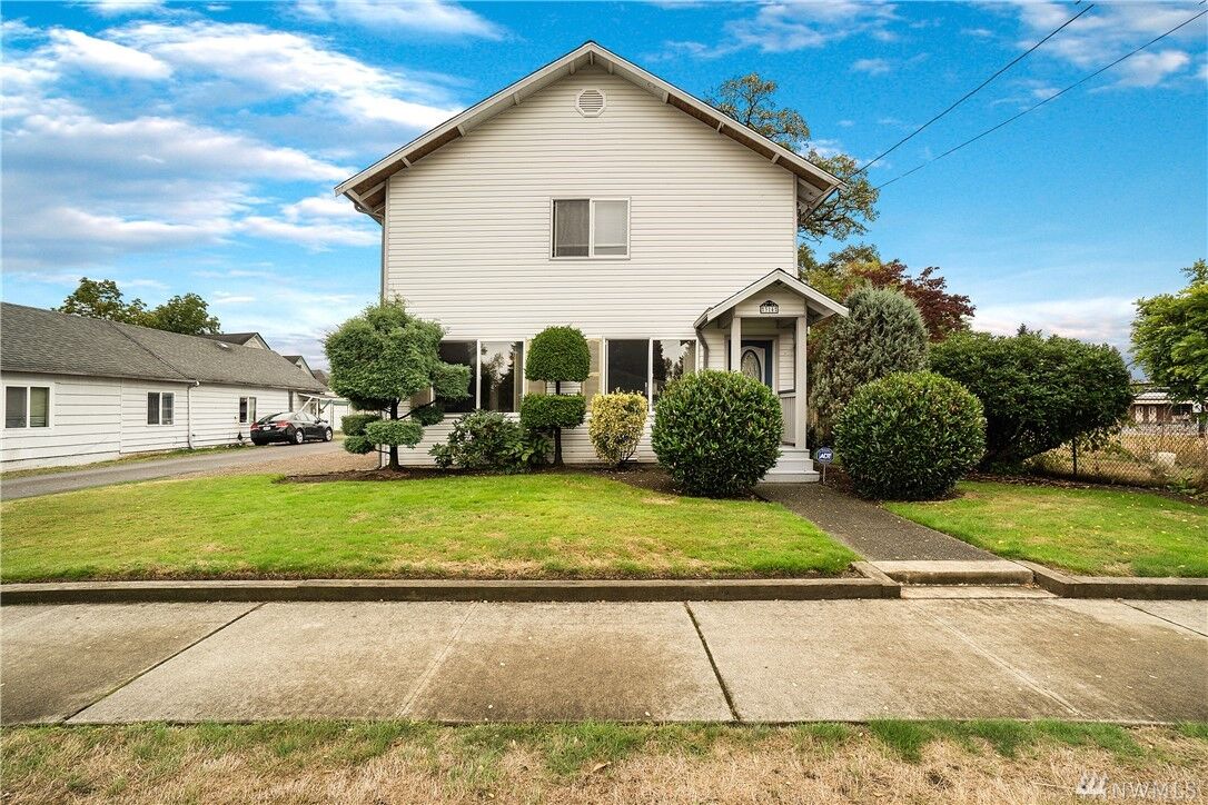 Property Photo:  314 W Hill St  WA 98272 