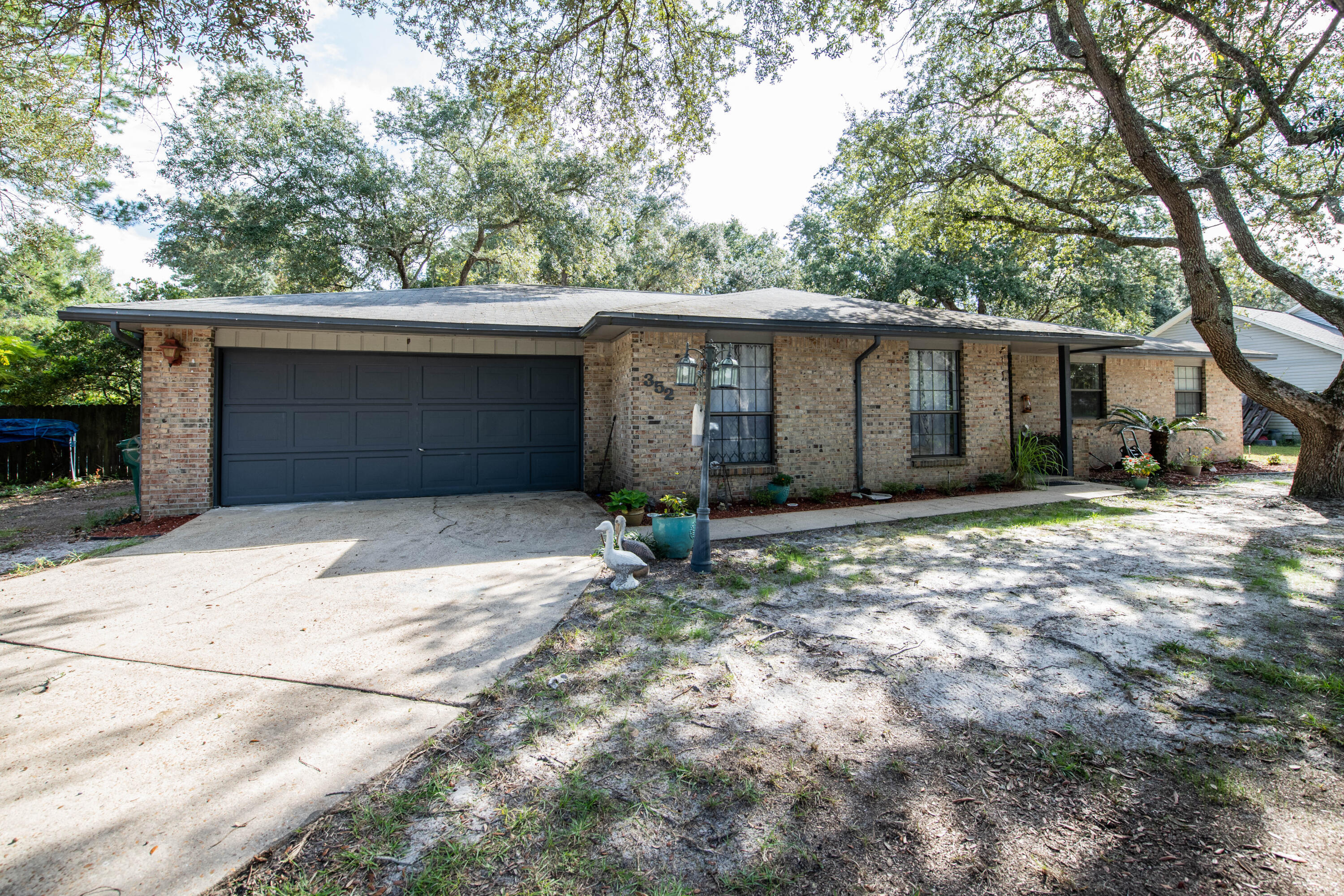 Property Photo: 352 Jamaica Way FL 32578