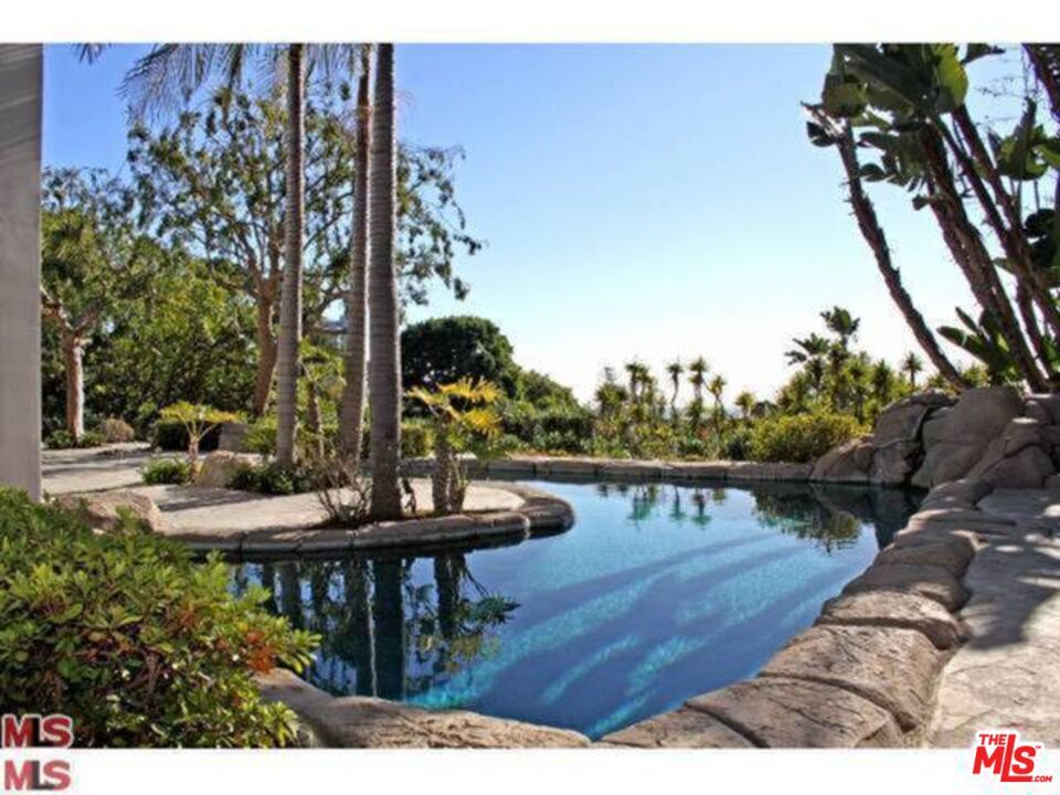 Property Photo: 1017 N Hillcrest Rd CA 90210