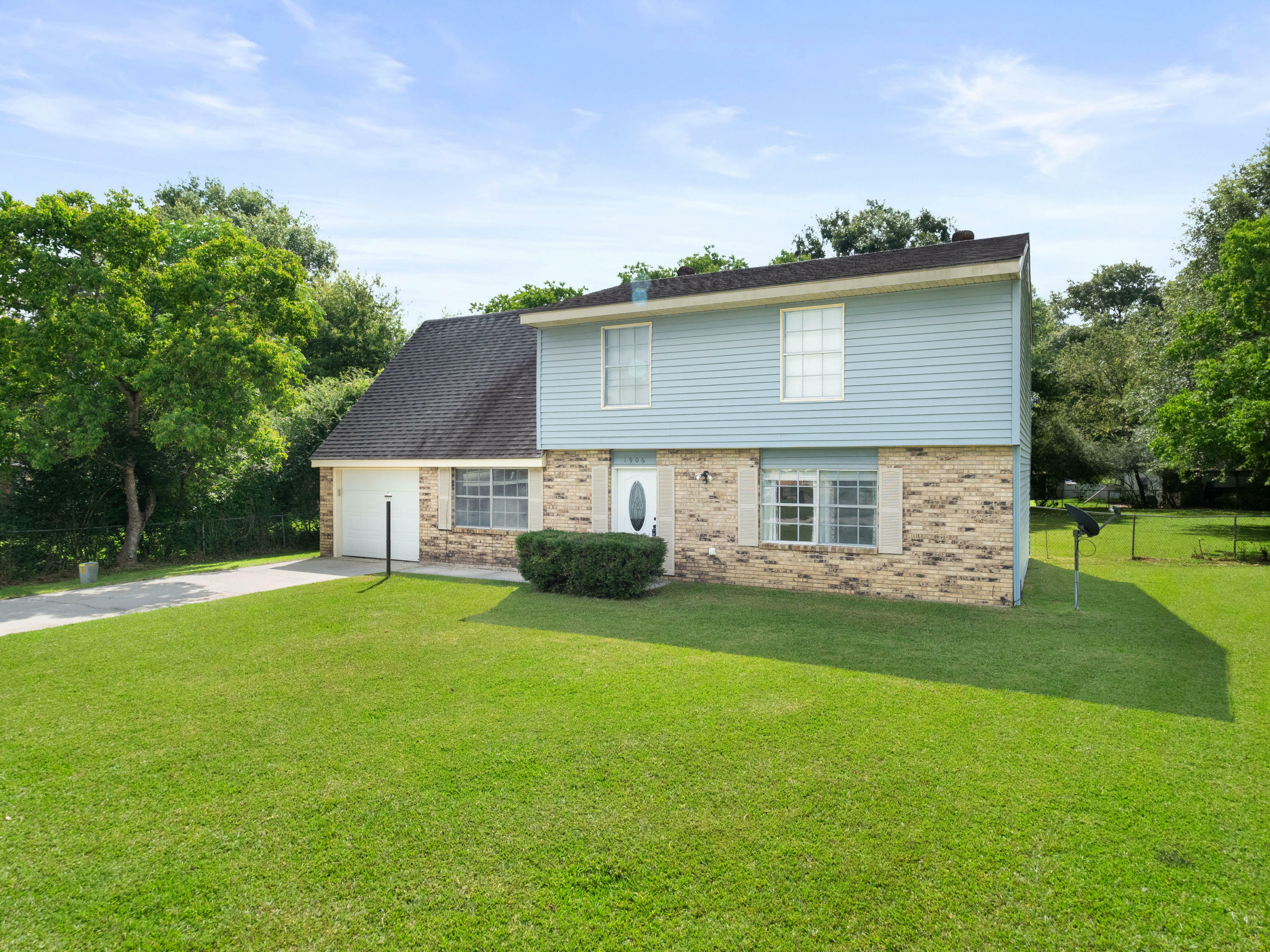 Property Photo:  1906 Sunset St.  LA 70634 