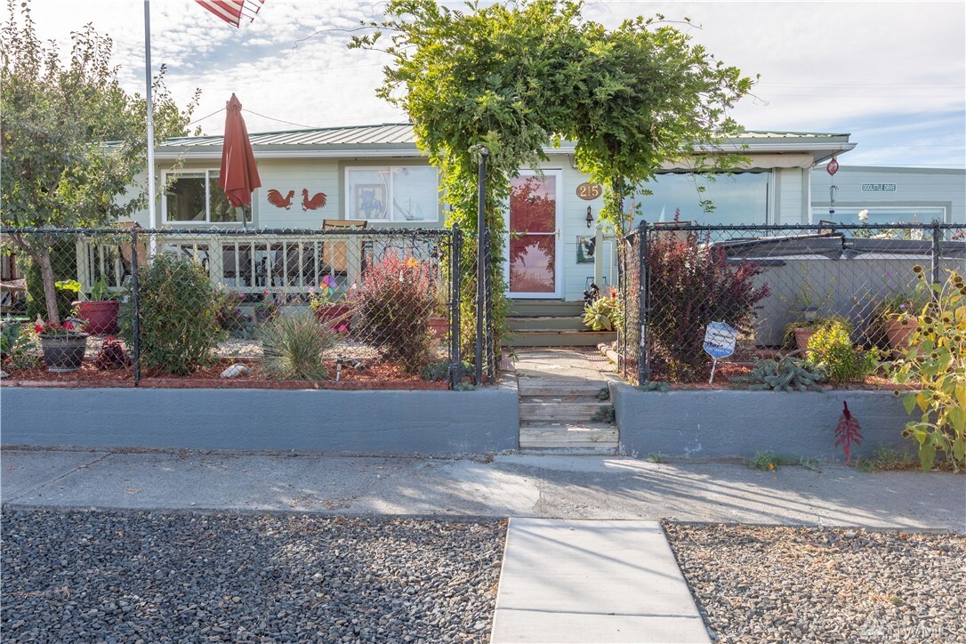 Property Photo: 215 N Ginko St WA 98851