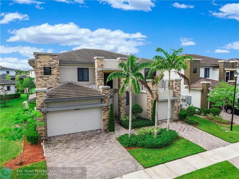 Property Photo:  10432 N Lago Vista Cir  FL 33076 