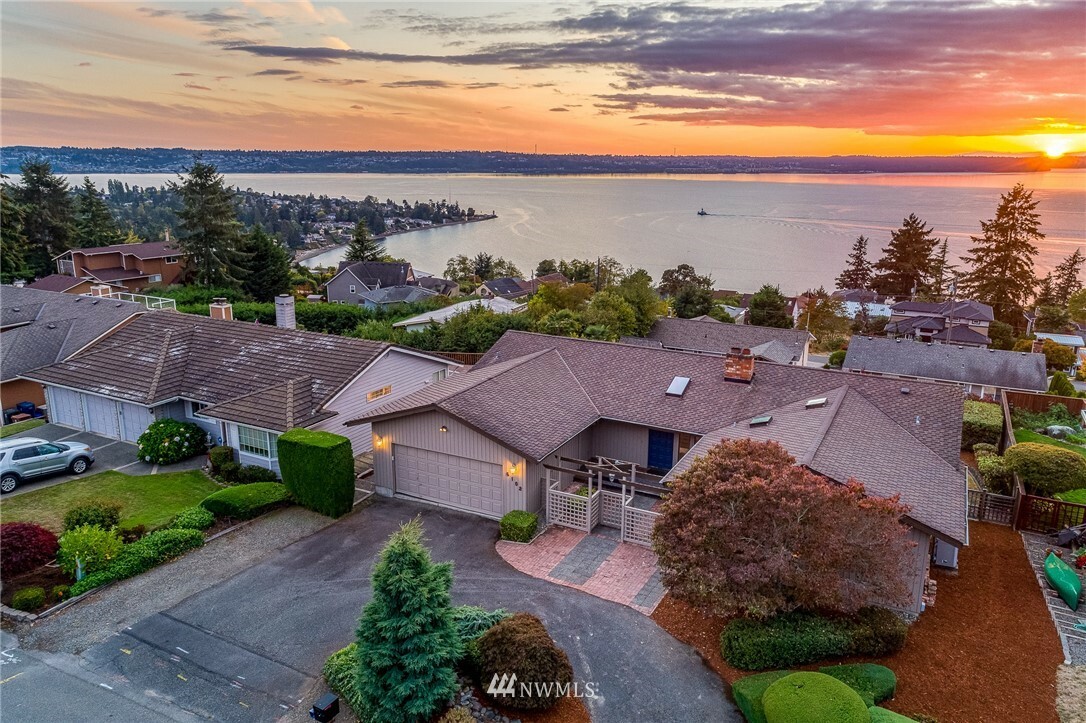 Property Photo:  6102 Bayview Drive NE  WA 98422 