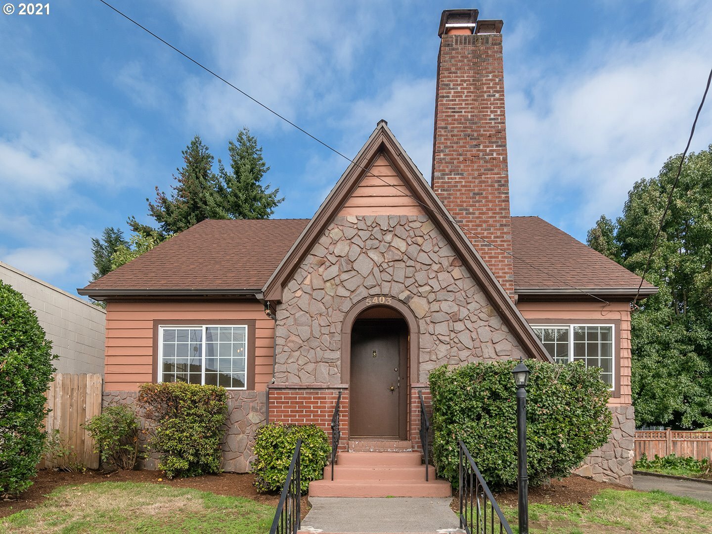 Property Photo: 5403 E Burnside St OR 97215