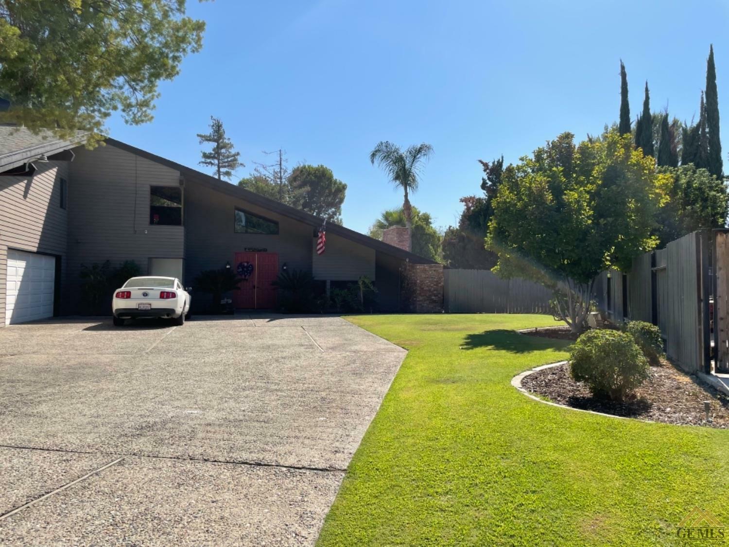 Property Photo:  1213 Calle Extrano  CA 93309 