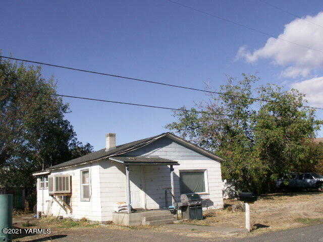 Property Photo:  1118 N 23rd Ave  WA 98902 