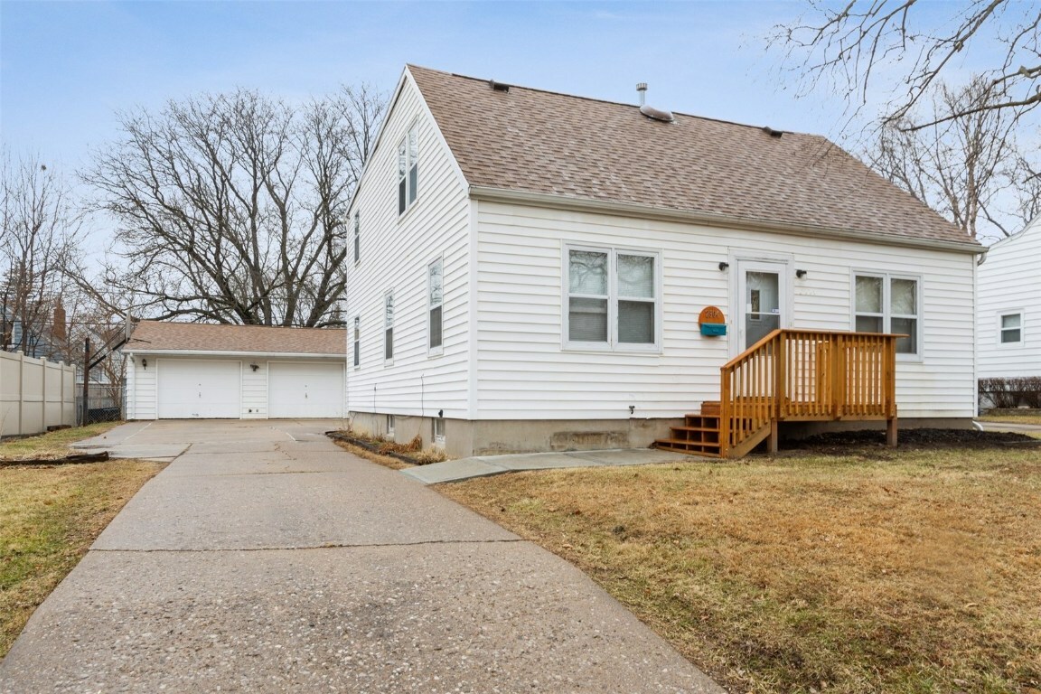 Property Photo:  2504 Franklin Avenue NE  IA 52402 