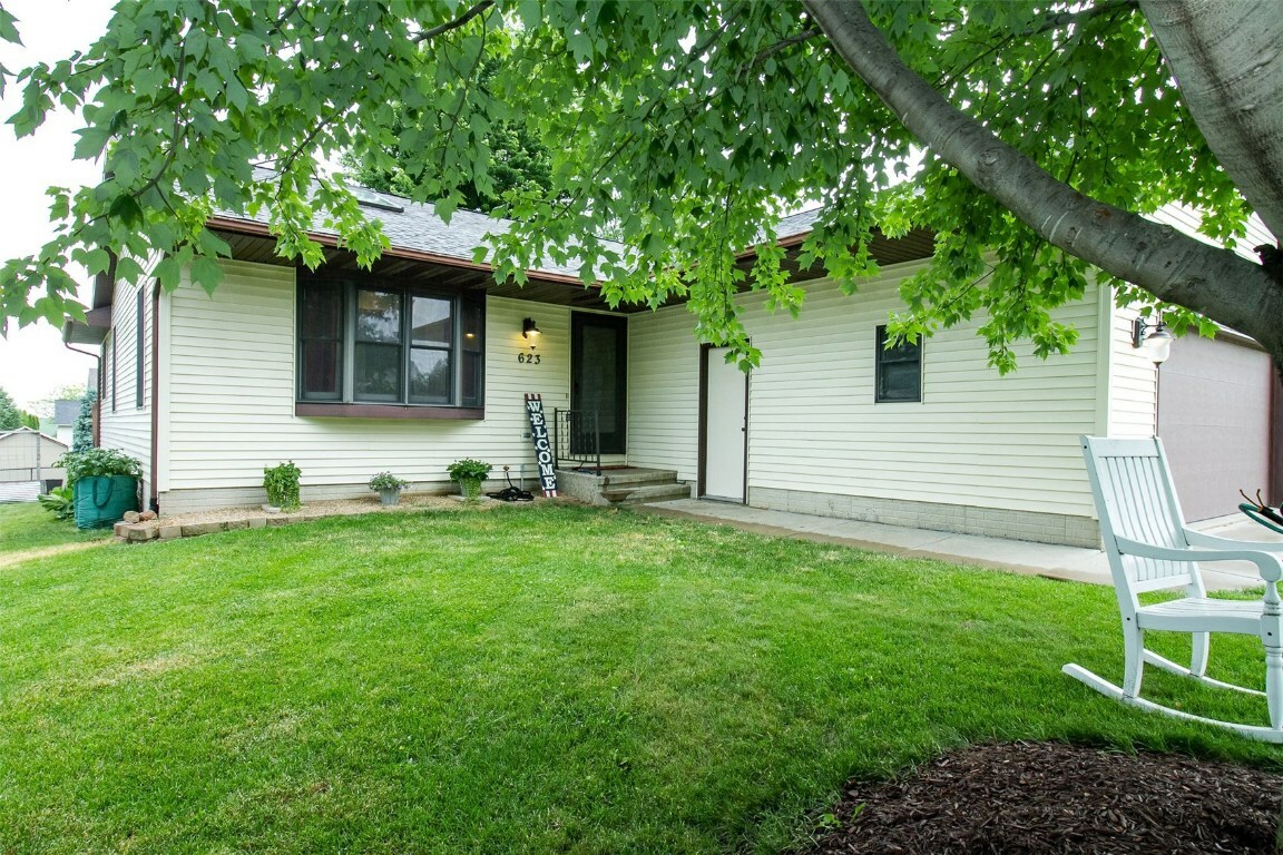 Property Photo:  623 Nodaway Drive  IA 52213 