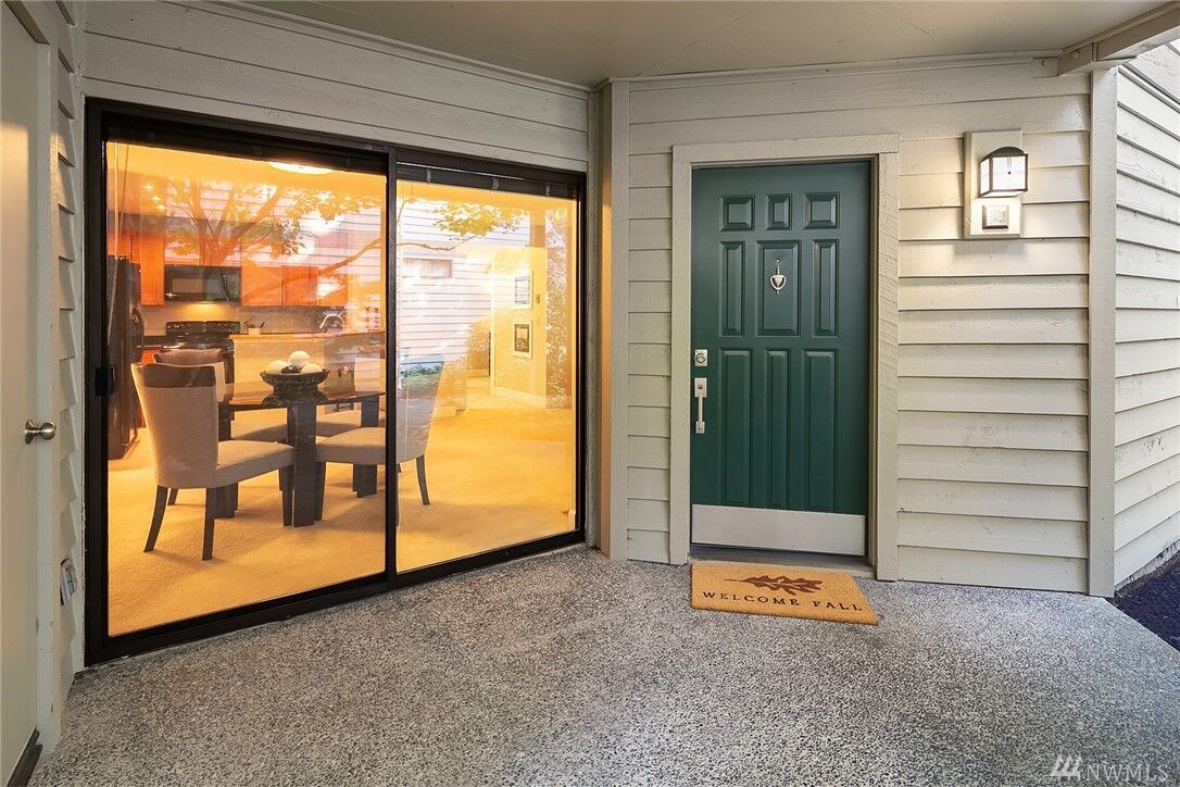 Property Photo: 1256 Bellevue Wy NE 3 WA 98004