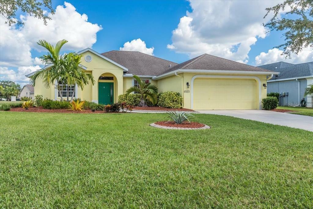 Property Photo:  4523 29th Avenue Circle E  FL 34221 