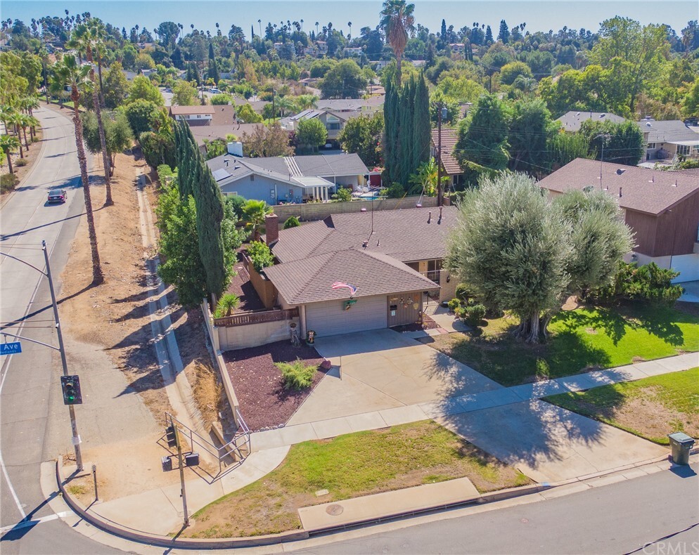 Property Photo:  430 E Palm Avenue  CA 92373 