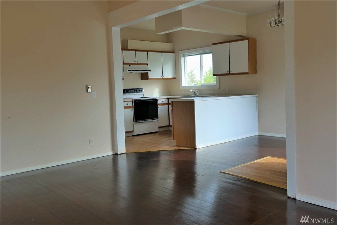 Property Photo:  931 W 10th St  WA 98362 