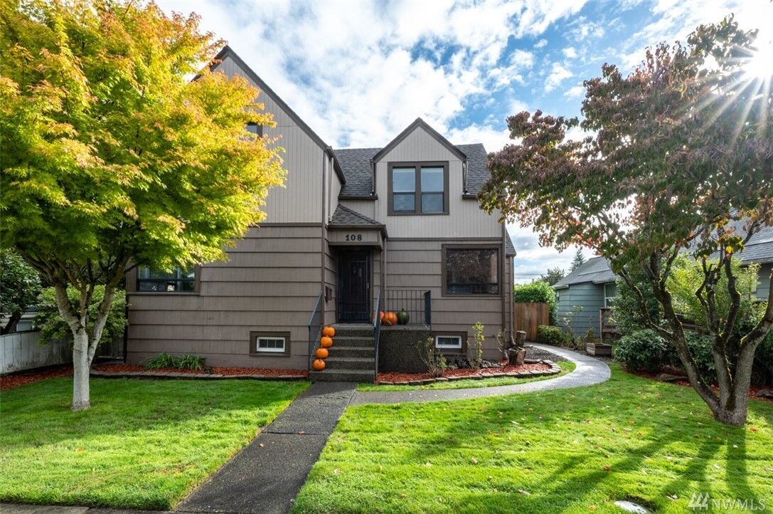 Property Photo:  108 F St SE  WA 98002 