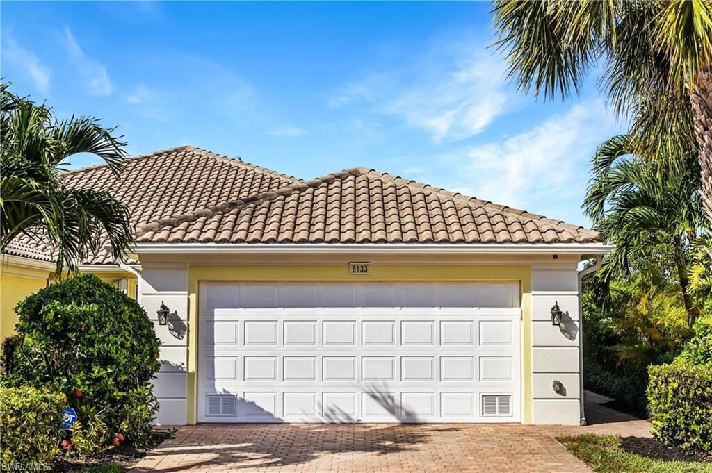 Property Photo: 8133 Xenia Ln FL 34114